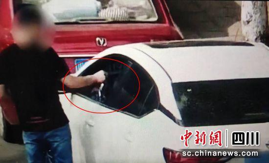 监控记录的男子违停自己贴罚单(自贡公安交警 供图)