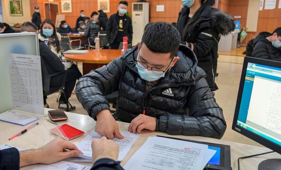 1月8日，谢虹劲来到中国建设银行重庆市分行三峡广场支行办理异地公积金贷款业务。 重庆日报记者 何赛格 摄