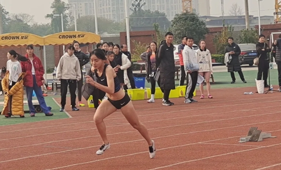 高二2班白冉筱在女子甲组400米比赛中获得全市第一名
