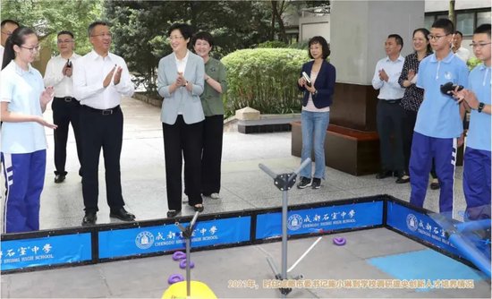 2021年,时任成都市委书记施小琳到石室中学调研拔尖创新人才培养情况