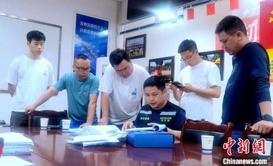 暗訪督查組在璟瑞府項目建設工地抽查。 劉忠俊 攝