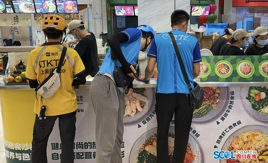 8月9日中午，成都春熙路的一家轻食店内，不到20分钟就有超过10名外卖员先后取餐派送。何波宏摄