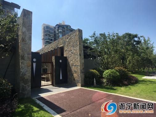图为九莲洲湿地公园公厕,正在做排水工程,即将面向群众开放