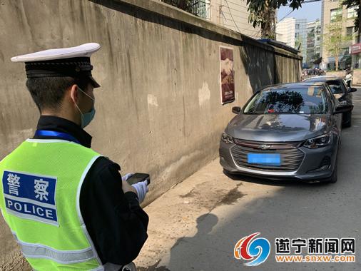 交警正在对违停车进行取证拍照