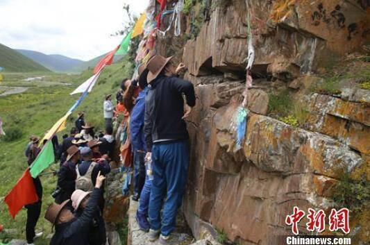 专家们对石渠岩画群遗迹进行实地考察。刁海瀚 摄
