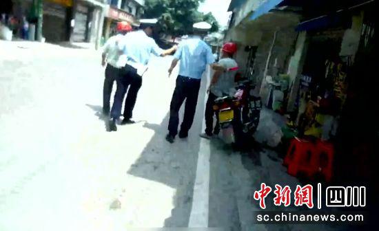 擋獲現場(沿灘交警 供圖)