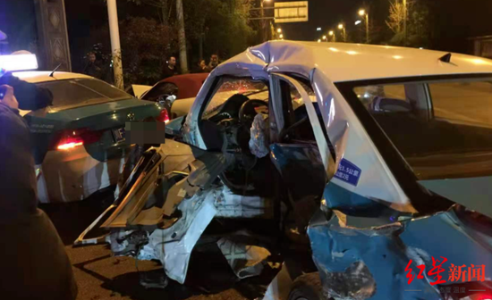 ↑出租車被撞后嚴重變形