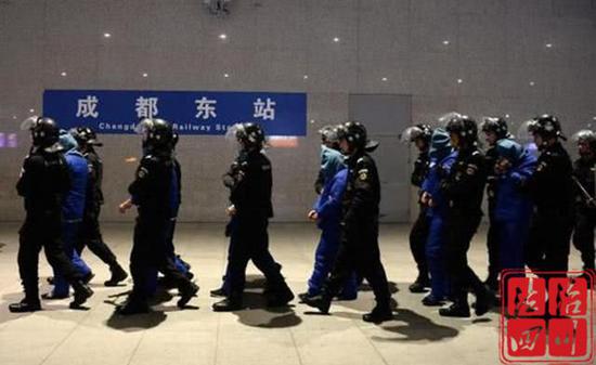 首批從印度尼西亞抓獲的6名臺灣籍犯罪嫌疑人被帶回川