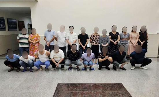 警方抓获涉赌人员25人。