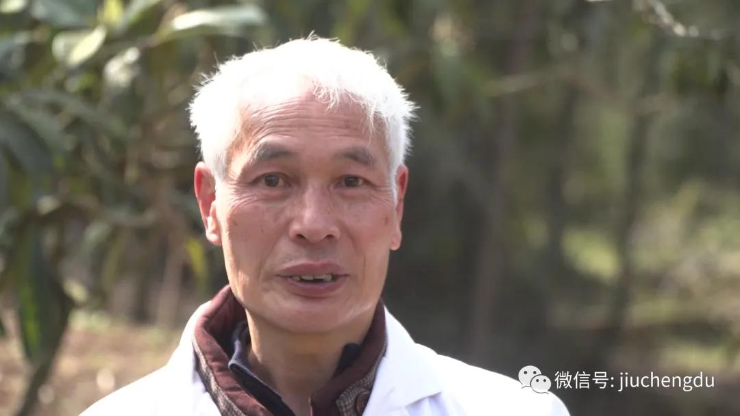🔼“独脚医生”陈永根：40年行医的他，拄着拐杖走家入户，竭力打通农村防疫“最后一公里”。