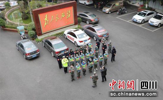 準(zhǔn)備出發(fā)開展防疫禁賭控聚集專項(xiàng)聯(lián)合行動(dòng)。隆昌紀(jì)委供圖