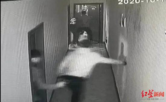 沖進受害人房間(監控視頻截圖)