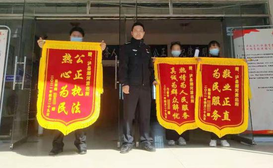 部分受害者送錦旗感謝辦案民警