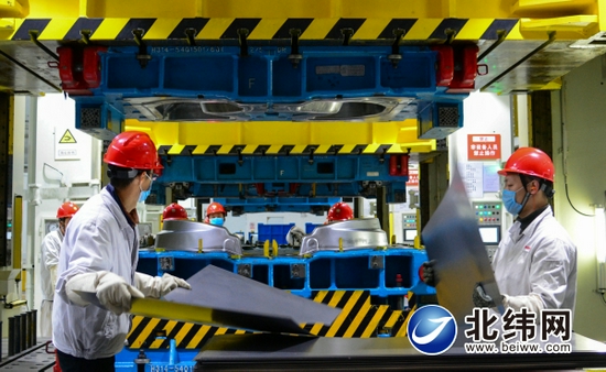 我市某汽車生產(chǎn)企業(yè),工人正仔細檢查零部件質(zhì)量 經(jīng)開區(qū)供圖
