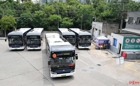 ▲快速公交K7线驶出五桂桥车站开始试跑线路