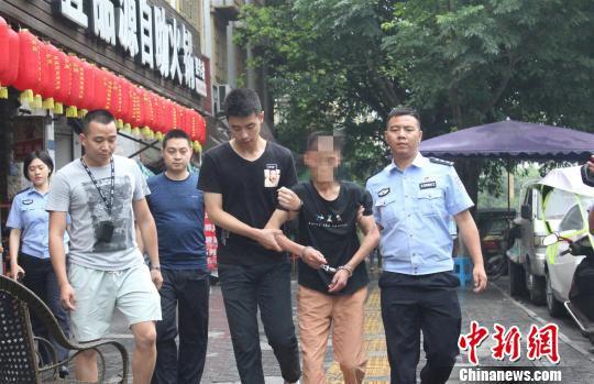 带嫌疑人指认现场。 警方提供