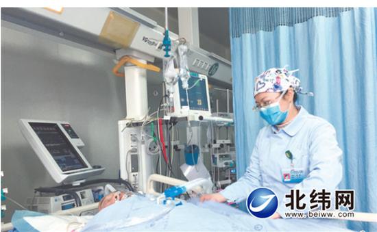 　市医院ICU副护士长李娟正在护理危重患者