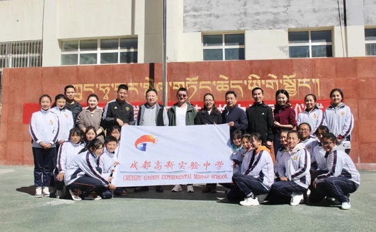 成都高新实验中学一行与德格县委常委建康和德格中学师生合影