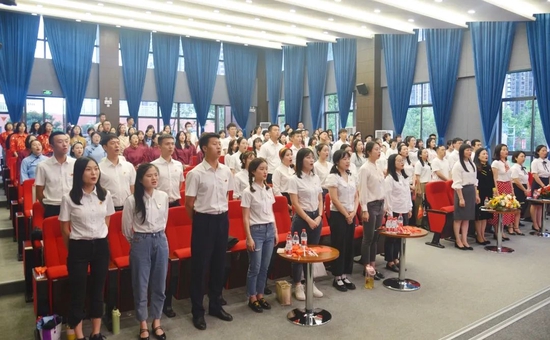 全体教师一起唱响中国共青团团歌