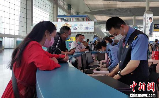 圖為旅客在“游佳服務崗”問詢。 王鵬 攝