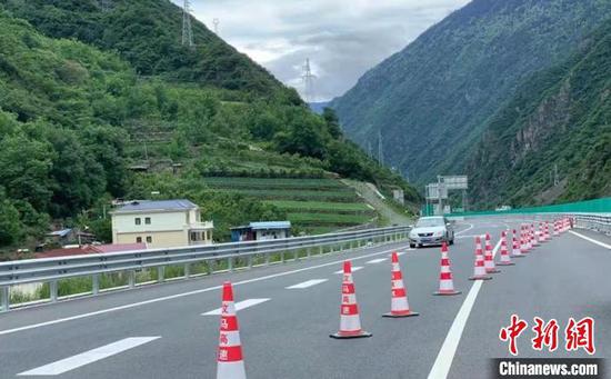 蓉昌高速公路汶馬段已緊急實施交通管制和分流措施。 四川高速公安一分局供圖
