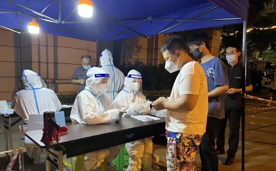 温彩云老师参加天鹅湖社区疫情防控志愿服务