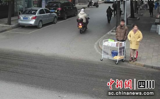 自贡荣县：一对男女街头“扫码送礼品” 非法获利被抓