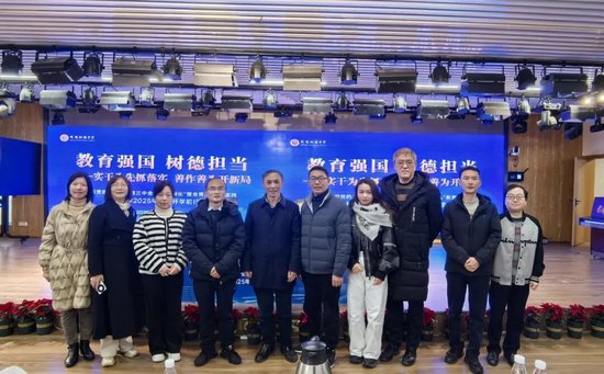 参加成都树德中学新学期干部启动会（郭子其书记左五）