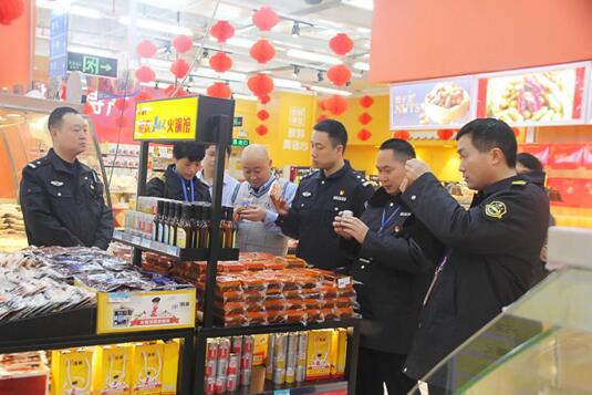 联合执法组对“沃尔玛超市”的食品进行检查