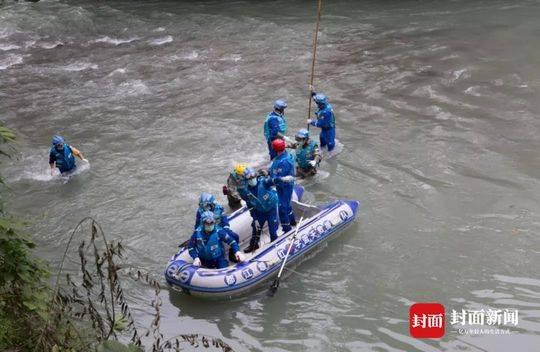 打捞溺亡者 四名救援队员冲锋舟下河