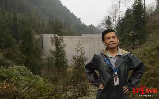 张晓清在斯栗村留影。受访者供图