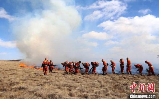 森林消防员全力扑打红原县“2·12”草原火灾。（资料图） 钟欣 摄