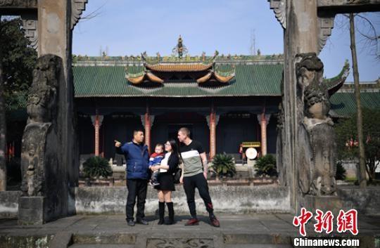 黄维孝向“洋女婿”Liam McCarthy介绍犍为文庙历史。 刘忠俊 摄