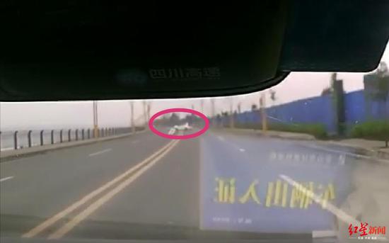↑小车突然左拐