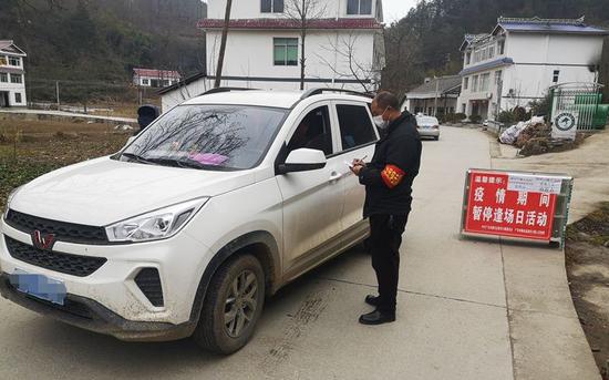 王洪宇正在排查过往车辆和行人。受访者供图