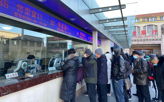 今天上午,北京站外,旅客们正在排队办理客票业务。摄影/新京报记者 王贵彬