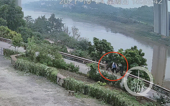 ▲10月24日下午，监控拍摄到刘园走向江边。图片来源/受访者供图
