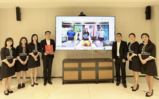 双方领导及教师代表合影