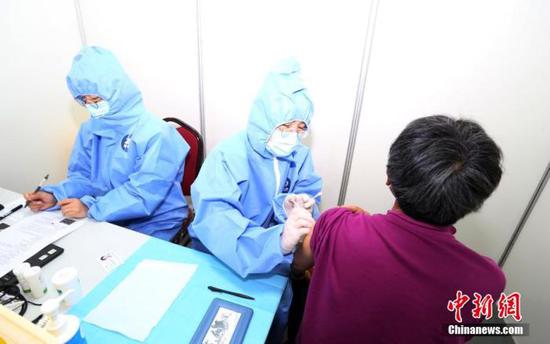 资料图:民众接种新冠肺炎疫苗。 单明铭 摄