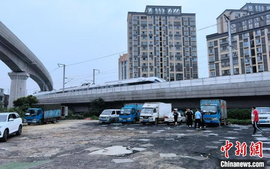 一列动车正在快速穿越“停车场”。　刘忠俊 摄