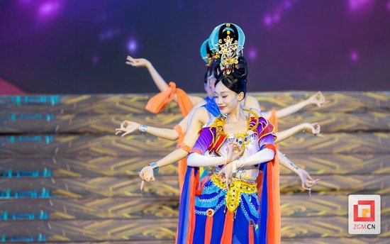 节目表演 记者 叶卫东 摄