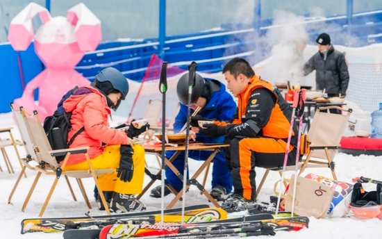 雪地美食（成都热雪奇迹供图）