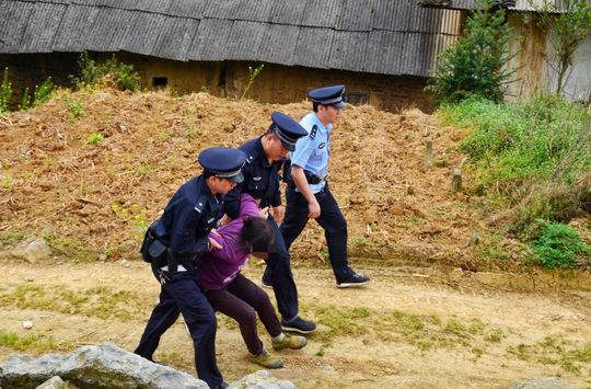 冲撞执行、躺地撒泼…… 四川女子演了一出抗法闹剧被拘