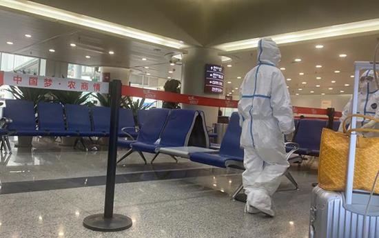 在成都雙流國際機場,代倩在等待做核酸檢查。