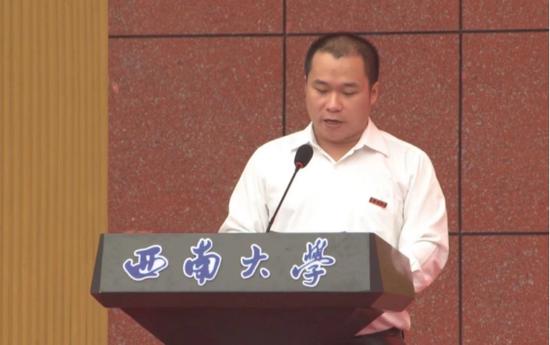 演講中的黃國平(圖為西南大學本科生畢業典禮直播截圖)