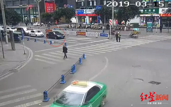 ↑交警扶婆婆马路,车辆等候让行