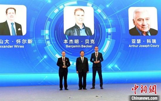 彭清华为获评2021年“天府友谊奖”的到场海外专家颁奖。　安源 摄