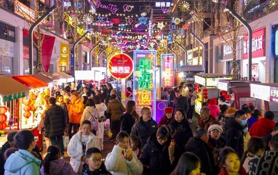 1月23日晚，眉山市仁寿县栖西里商业街灯火通明，人声鼎沸。（摄影 潘帅）