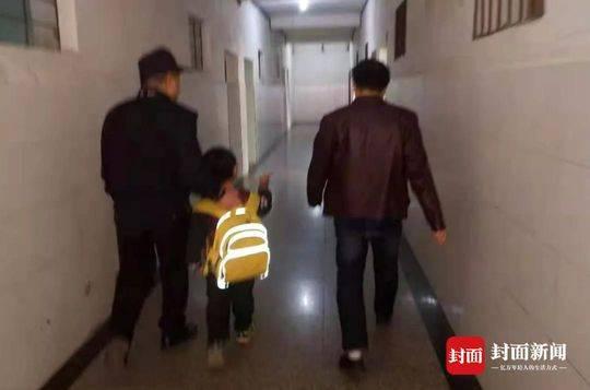 小糖糖跟着民警去上学