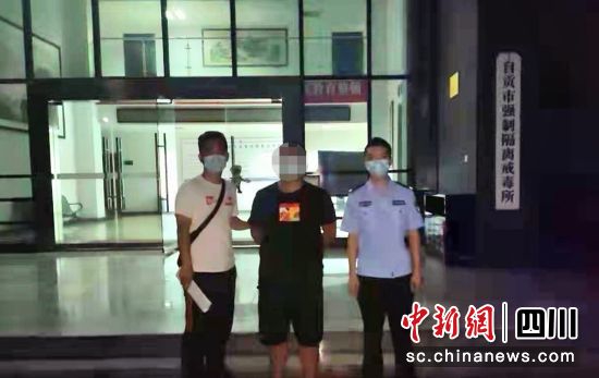 男子刘某被抓获（荣县警方 供图）